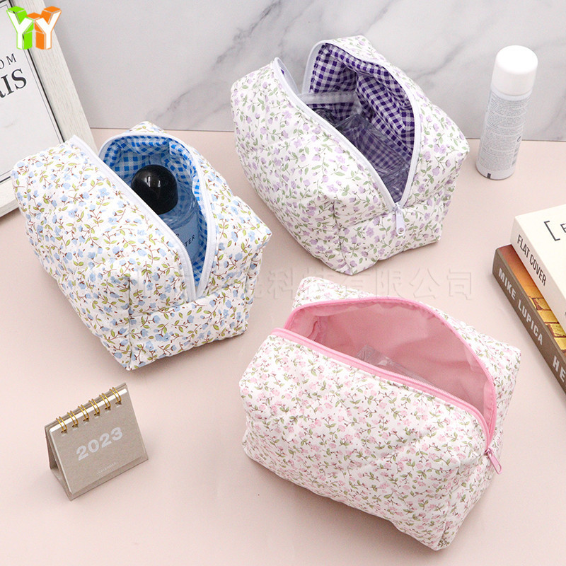Kleine, frische Reise-Kulturtasche mit Blumenmuster, gesteppte, flauschige Kosmetik-Aufbewahrungstasche mit Reißverschluss für Hautpflegeprodukte für Damen_voghion.com