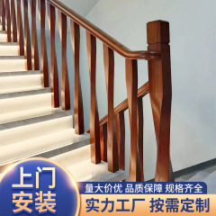 木の階段の手すりのガードレールの室内の家庭用農村は家の手すりを建てて階段の窓のベランダの手すりを整えます。