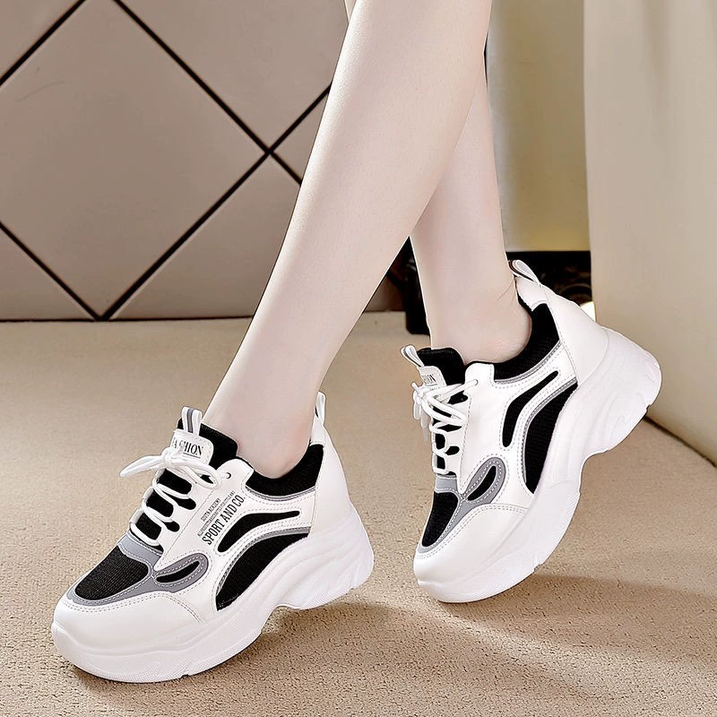 Готово в наличии] Женские белые туфли высотой 8 см, новинка 2024, летние универсальные повседневные спортивные туфли на толстой подошве, дышащая сетка