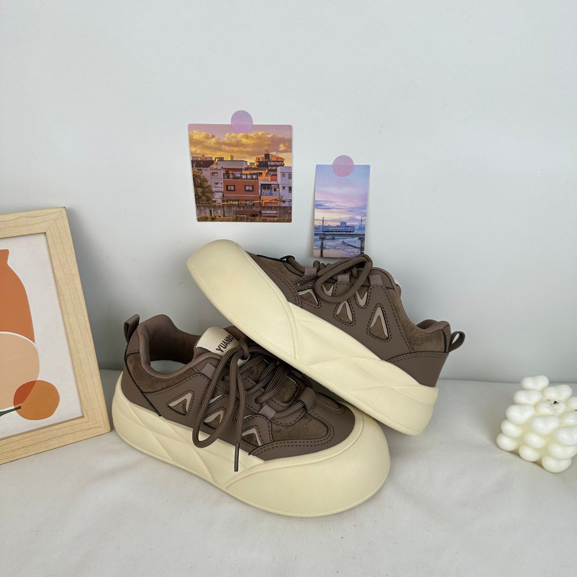 Yuanbo 2024 otoño nuevo estilo coreano universal zapatos de lona de suela gruesa para estudiantes de skate de altura zapatos de moda para mujeres