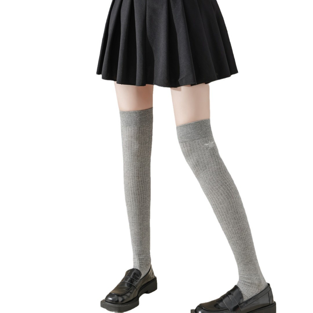 Miumiu Calcetines por encima de la rodilla deshuesados de moda Little Bee Bordado Micro Presión Adelgazante Calcetines de algodón para mujer Calcetines largos