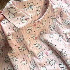 甘いシンプルなピンクのストライプの線の犬のパジャマの女性の春と秋の新型の長袖のズボンの学生の部屋の服の2つのセット