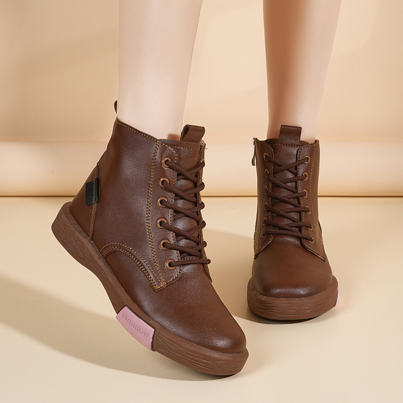 Otoño de 2025 nuevos zapatos de cuero de vaca británicos redondos con suela gruesa y suave con suela de goma profunda zapatos de tubo medio