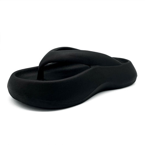 New thick-soled flip-flops for women in summer, she is wearing simple ins trendy beach sandals for women