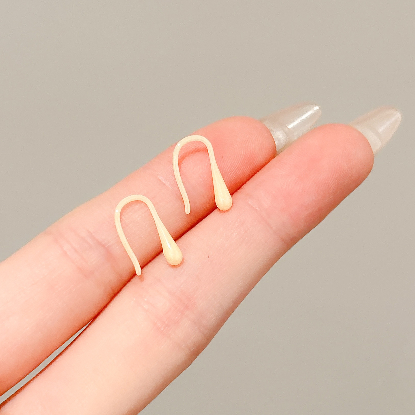 Puesto de mercado nocturno Pendientes de temperamento de moda caliente Pendientes de otoño e invierno para mujer Pendientes de perlas de imitación de lujo ligero de alta gama al por mayor