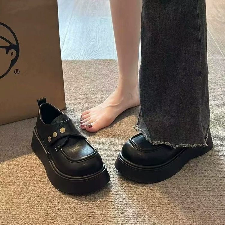 Британские ветры черные туфли с толстым подошвением, маленькие кожаные туфли, женские темпераментные однотонные туфли 2025 новая весна Мэри Джейн Лефу