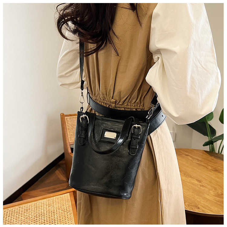 Women's Small Pu Leather Solid Color Classic Style Zipper Bucket Bag display picture 5