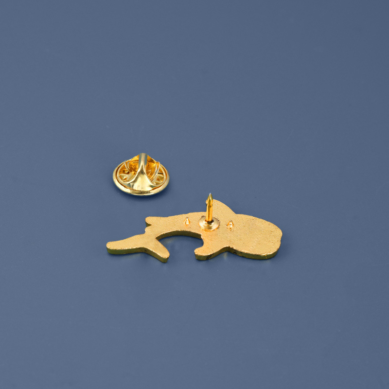 Broche en alliage représentant une baleine et un dauphin, un animal de dessin animé créatif, avec un badge et des accessoires mignons et originaux. Disponible en gros._voghion.com