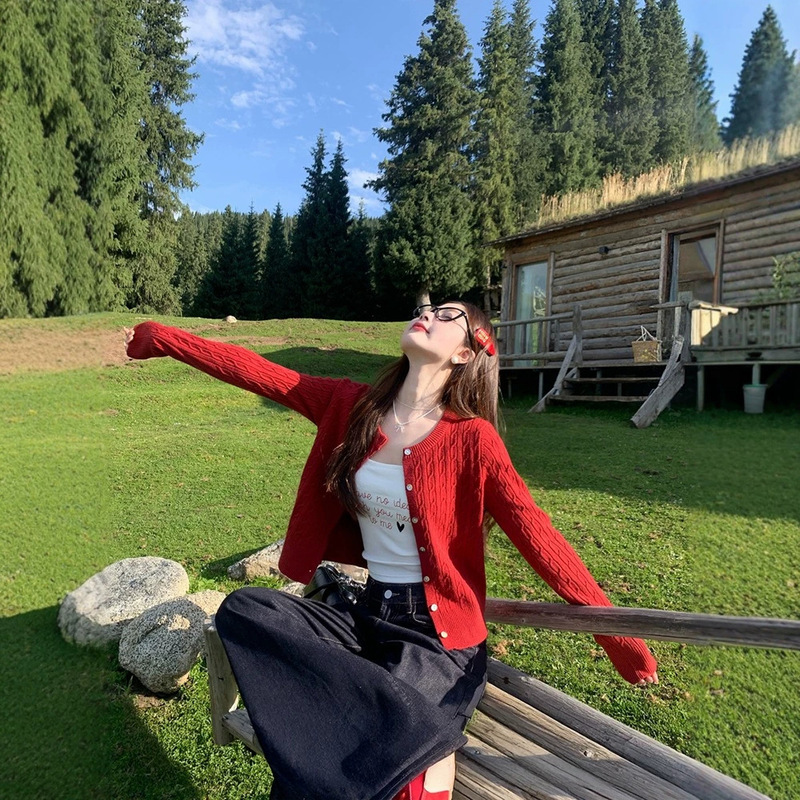 Red cable-knit cardigan for women, 2026 new style, perfect for early autumn outfits, offering a sophisticated and retro look with its short design