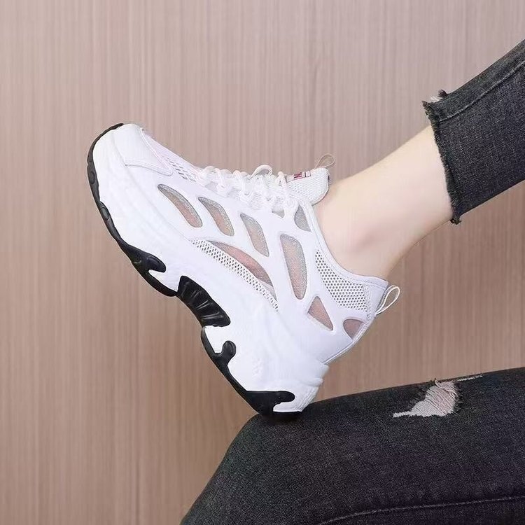Modas de diseño hueco de moda zapatos de mujer 2026 nuevo verano malla ligera y transpirable zapatillas deportivas casuales al aire libre