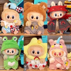Labubuはパーティーの子供服に座っています。