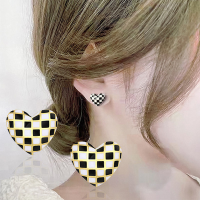 2pairs Checkerboard love earrings female design mosaic earrings black and white lattice earrings