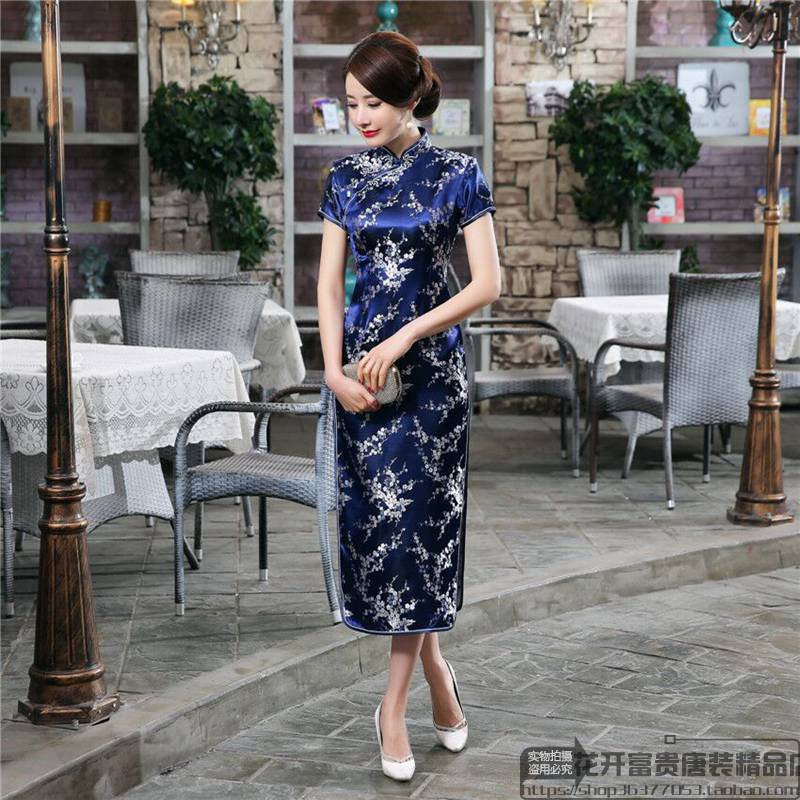 Цветение сливы Cheongsam на зеленом
