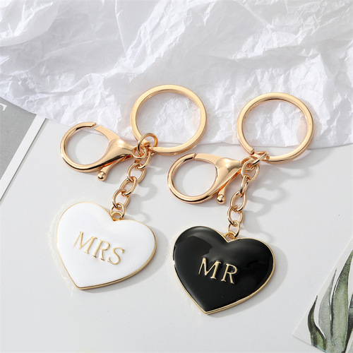 Korean simple personality alloy black and white peach heart keychain dripping oil letters MrMrs love bag pendant cross-border