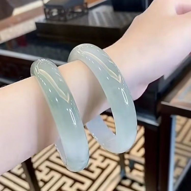 Vòng tay ngọc Miến Điện xử lý cao cấp băng chủng nền băng xanh nhạt phù hợp mệnh Thủy chi tiết 6