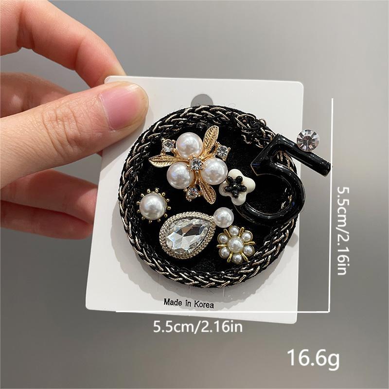 レトロなイギリスのパンク風のバッジの盾のブローチの真珠のバロックの気質のスーツのセーターの服のピンの卸売り