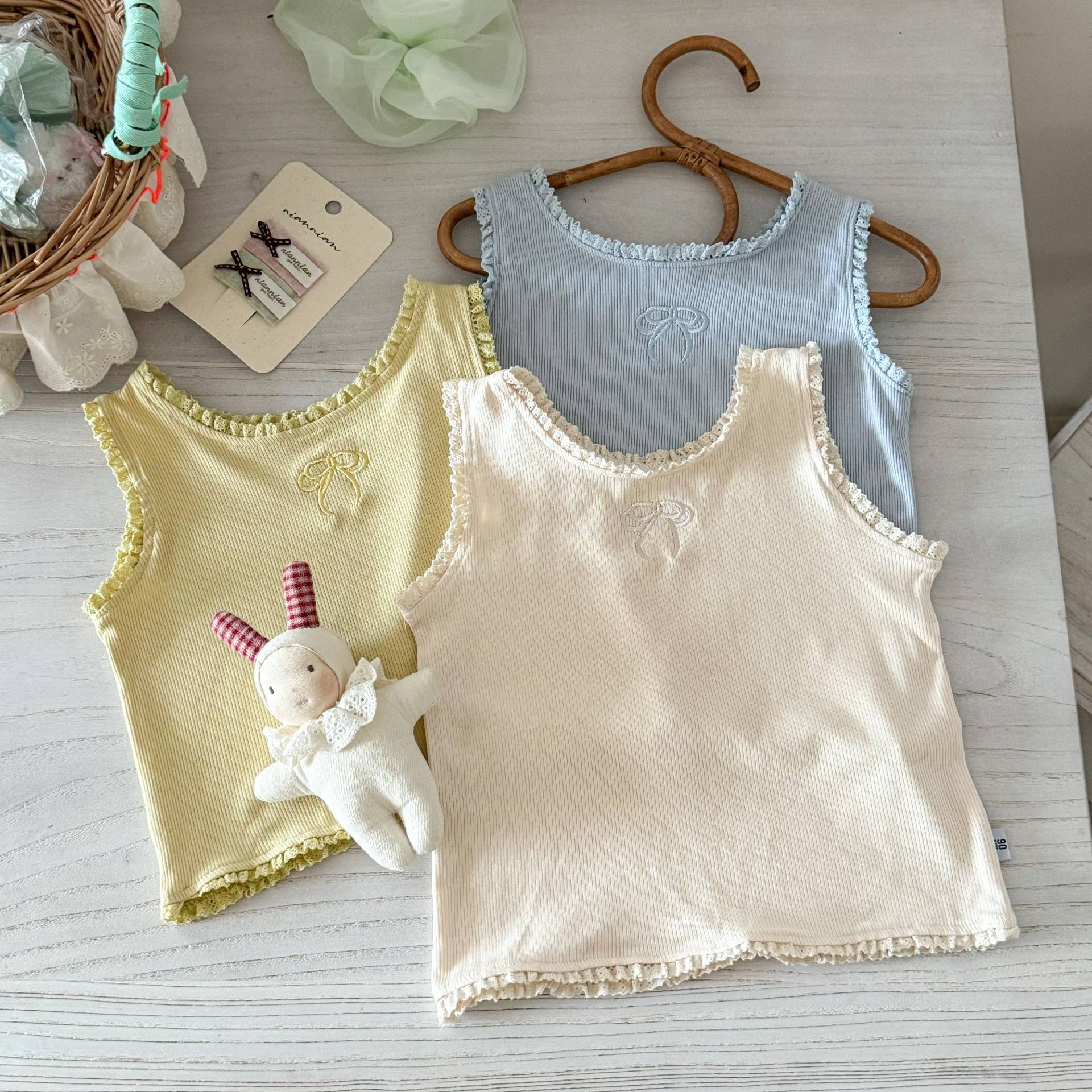 Chaleco pequeño con orejas de madera bordadas para niñas