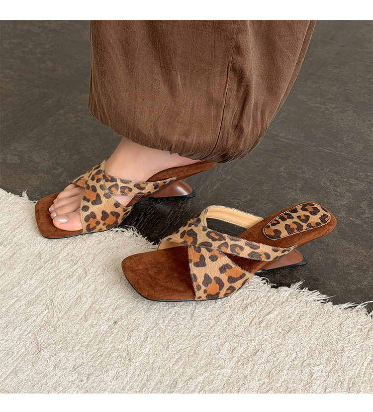 Sandal cao gót nữ quai chéo kiểu Pháp mũi vuông hở ngón, gót xuồng 7 cm — màu đen, Màu da báo, màu vàng, màu đỏ chi tiết 18
