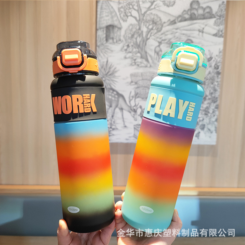 Al por mayor nueva taza de agua de plástico de paja de alto valor portátil estudiantes de tres colores gradiente botella de agua deportiva al aire libre