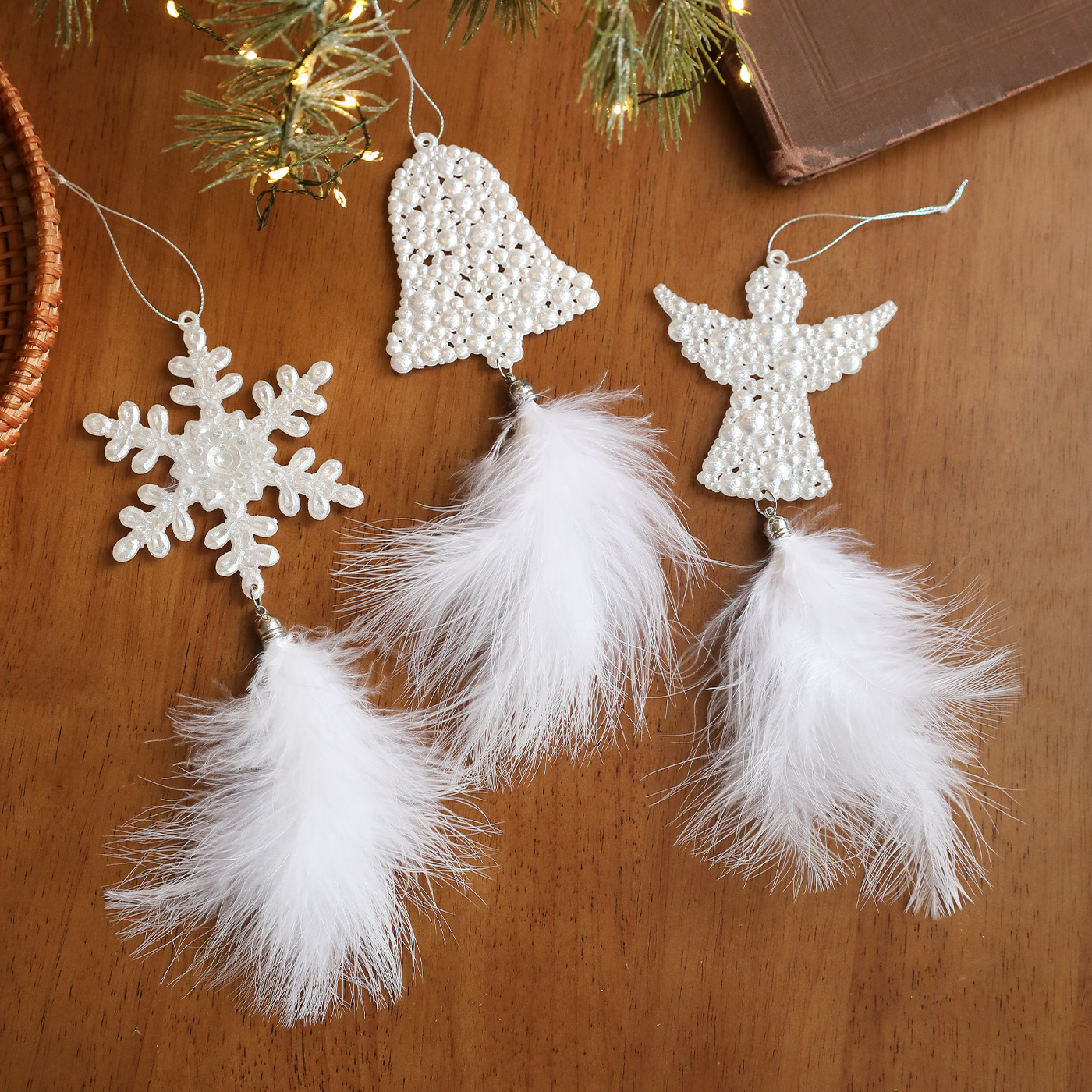 Nuevas plumas transfronterizas de nieve blanca colgante de plástico árbol de Navidad colgante decoración de atmósfera de vacaciones