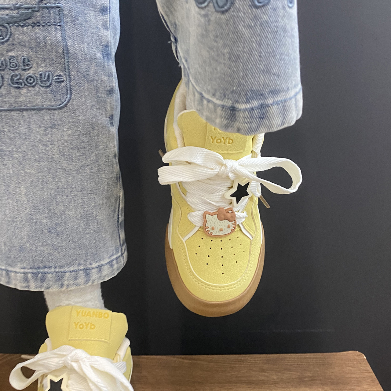 Corea del Sur versátil zapatos blancos para mujeres 2025, verano y otoño nuevos zapatos casuales de skate con suela gruesa, zapatos de estudiante de arco ligero para mujeres