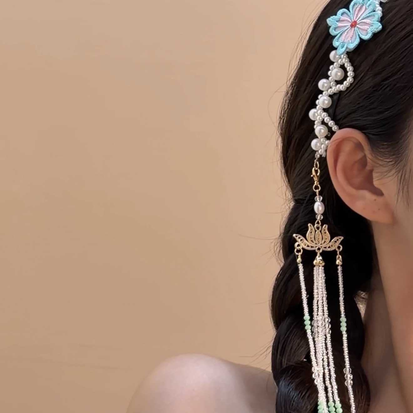 2026 New Chinese-style hand-woven hair chain with white pearl embroidery and long, flowing tassels, a uniquely designed hair accessory