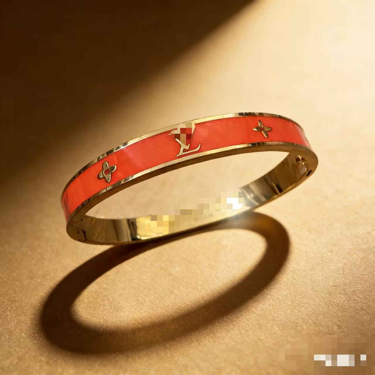 2025 新しいヨーロッパとアメリカのビッグブランドチタン鋼ブレスレット非退色ステンレス鋼ブレスレットバックルオープニングハンドジュエリー卸売