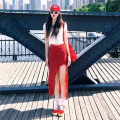 赤い不規則な花の半身のスカートの女性の夏の2025新型の小さい背の高い腰はフォークの中の長いスカートを開けます。