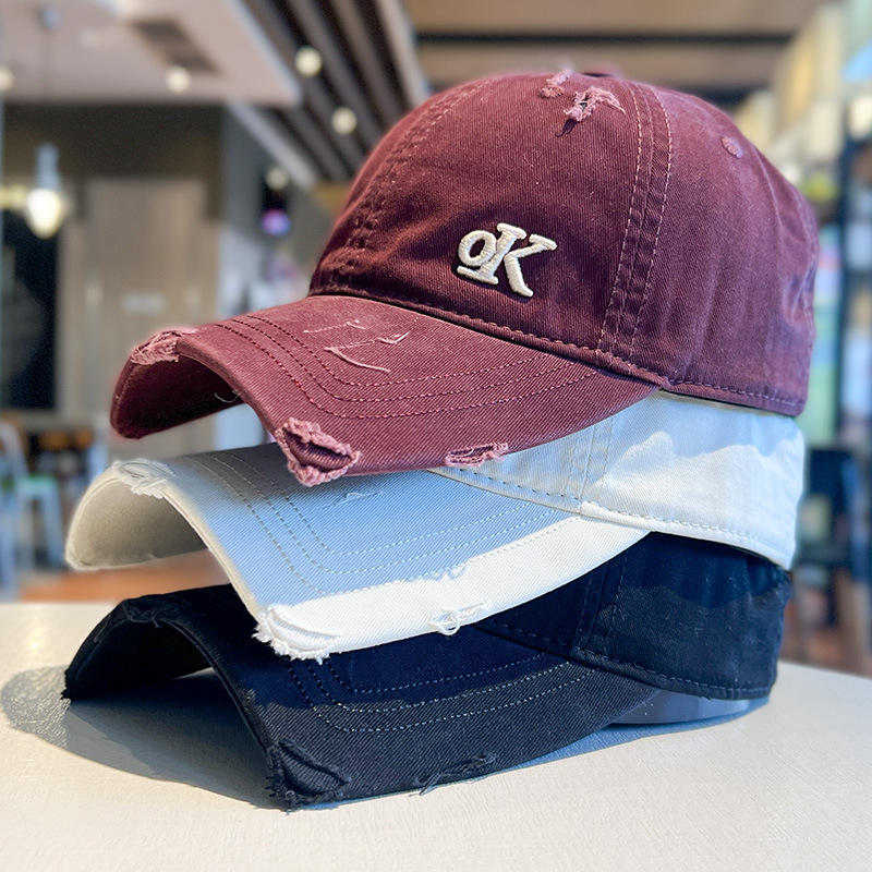 Sombreras de béisbol bordadas con letras personales moda para hombres y mujeres agujeros rotos gorra de boca de pato de pareja gorra de vaquero