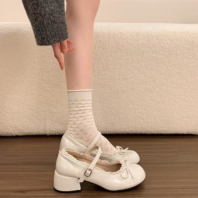 Zapatos retro plateados versátiles de Marijin mujeres verano 2026 nuevos zapatos de cuero de arco de cabeza redonda de talón grueso poco profundo