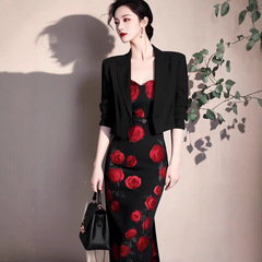 春には豪華で高級感のある女性の雰囲気が強い黒いスーツの花のサスペンダースカートセットを着ています。