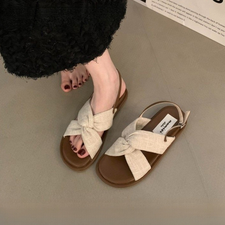 Sandalias romanas planas francesas para mujer 2025 nuevo estilo de verano con falda estilo hada zapatos de playa junto al mar