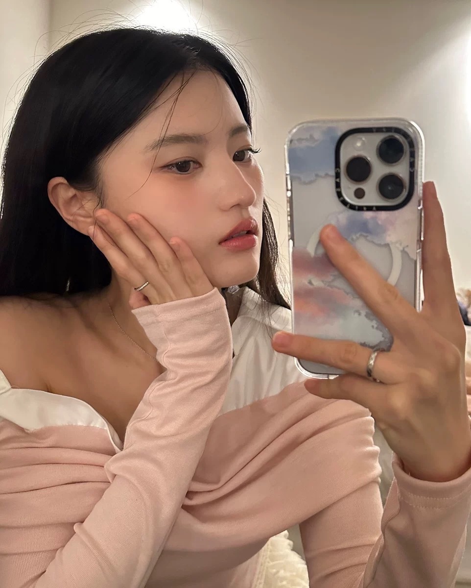 現物の一枝南張元英は韓国の小衆潮牌の斜め肩のシャツの襟の肩の長袖のtシャツの上で