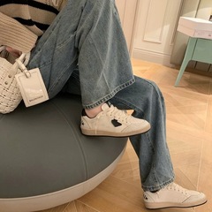 色を合わせて復古的に古い白靴を作る女性2025の新型の百合ストラップの平底運動レジャー靴の阿甘靴の女性