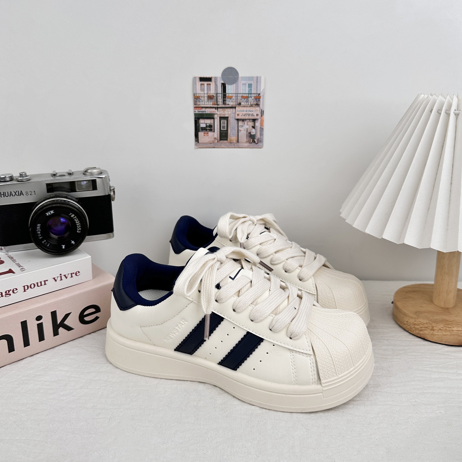 Zapatos de skate casuales de cabeza de concha de ondas distantes para mujeres 2025 nuevos zapatos blancos con suela gruesa con falda de zapatos de pan de cabello