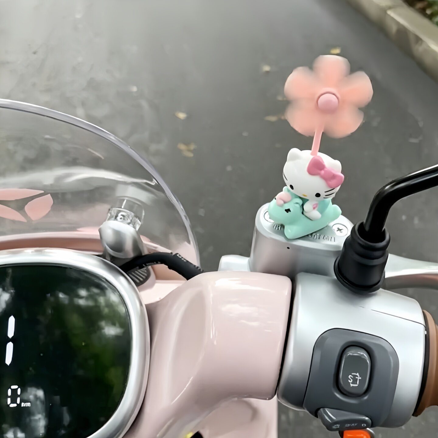 Cute Hello Kitty electric car ornament, wind-powered spinning windmill, bicycle decoration, adorable cartoon car