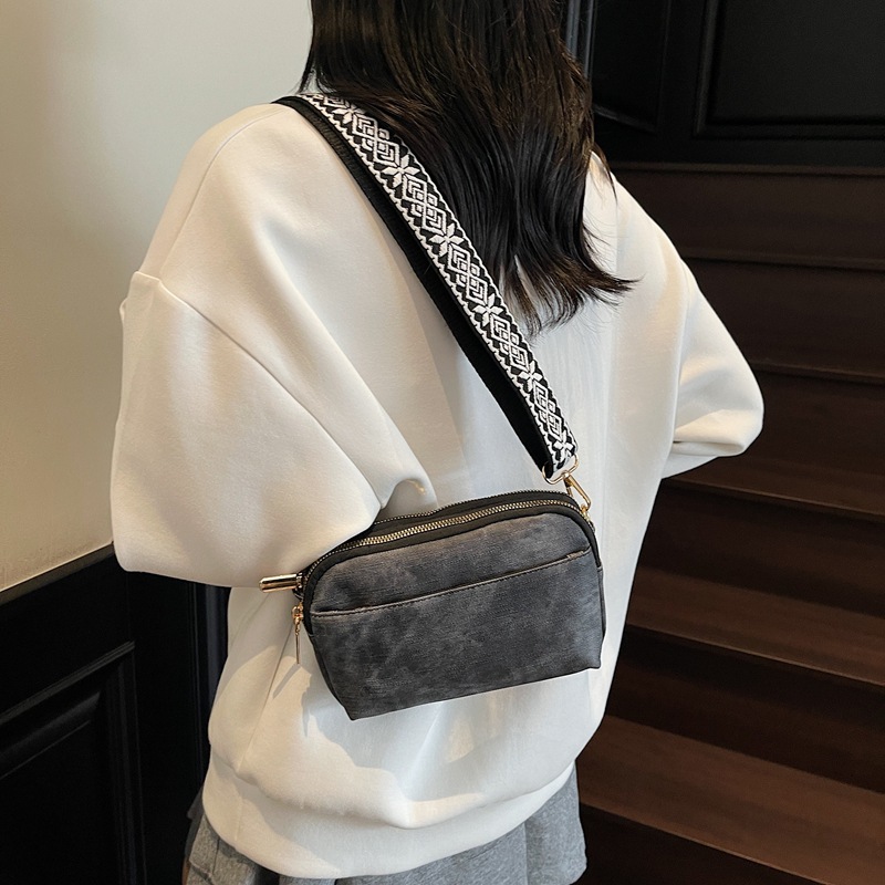 Bolsos pequeños retro estilo de Hong Kong 2025 verano nuevo estilo bolso femenino casual bolso de hombro ancho en vivo el mismo bolso de mensajero