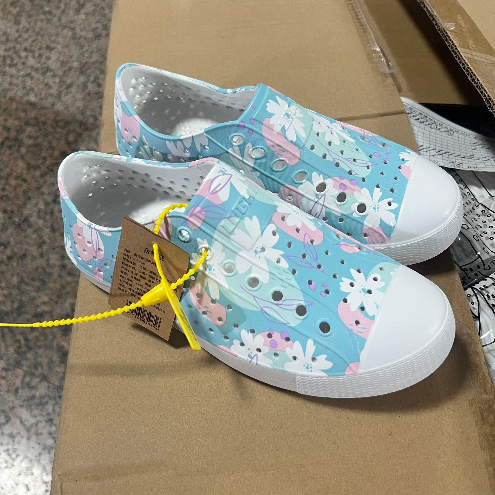 Zapatos de agujero ligero de verano al por mayor hombres y mujeres pareja verano antideslizante transpirable casual Hollow Beach Shoes sandalias