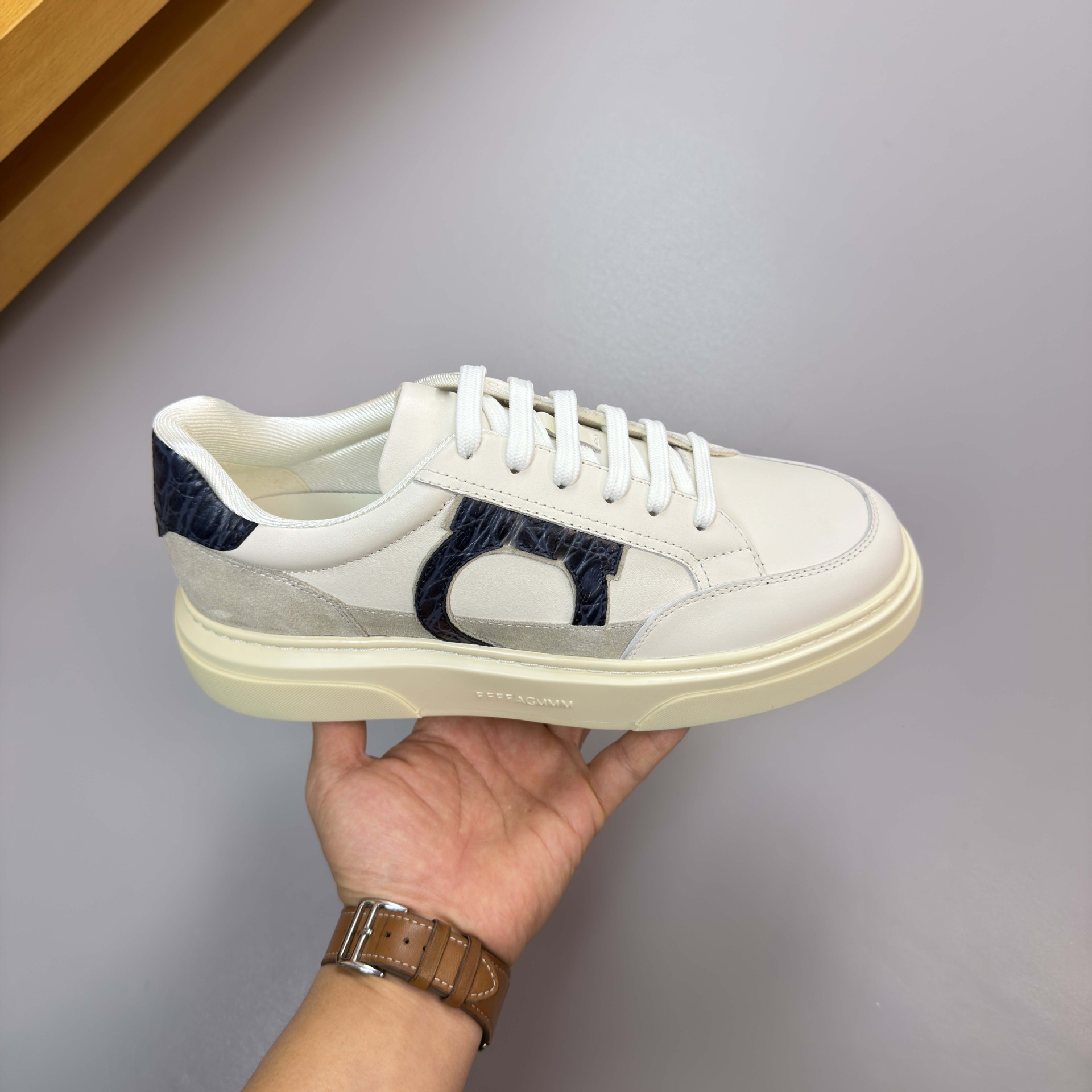 Estación europea clásica de cuero de vaca de hombre color deportivo pequeño zapato blanco cordón casual zapato de skate plano de altura baja moda versátil