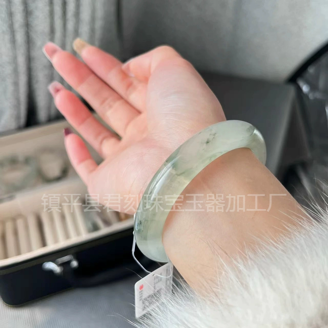 Серебряное браслет из изумруда с драгоценным камнем оптом