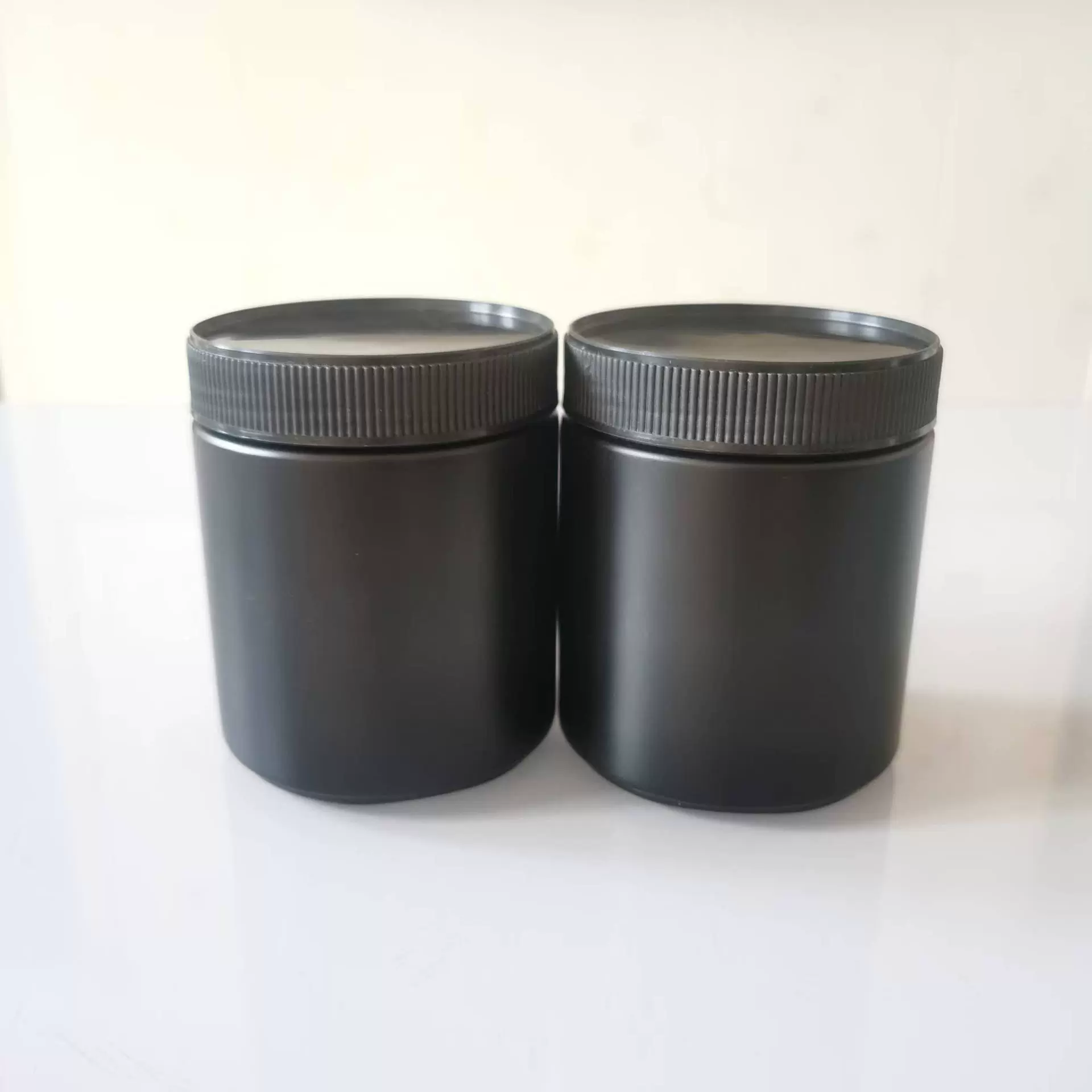 生产厂家现货500克黑色塑料瓶粉剂广口瓶避光密封塑料小桶油墨罐