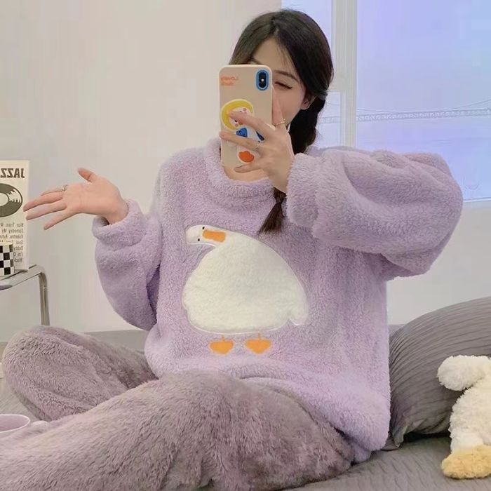 Pijamas de invierno al por mayor transfronterizos franela espesa dulce caricatura de mujeres ocio de manga larga calentamiento coral terciopelo ropa para el hogar