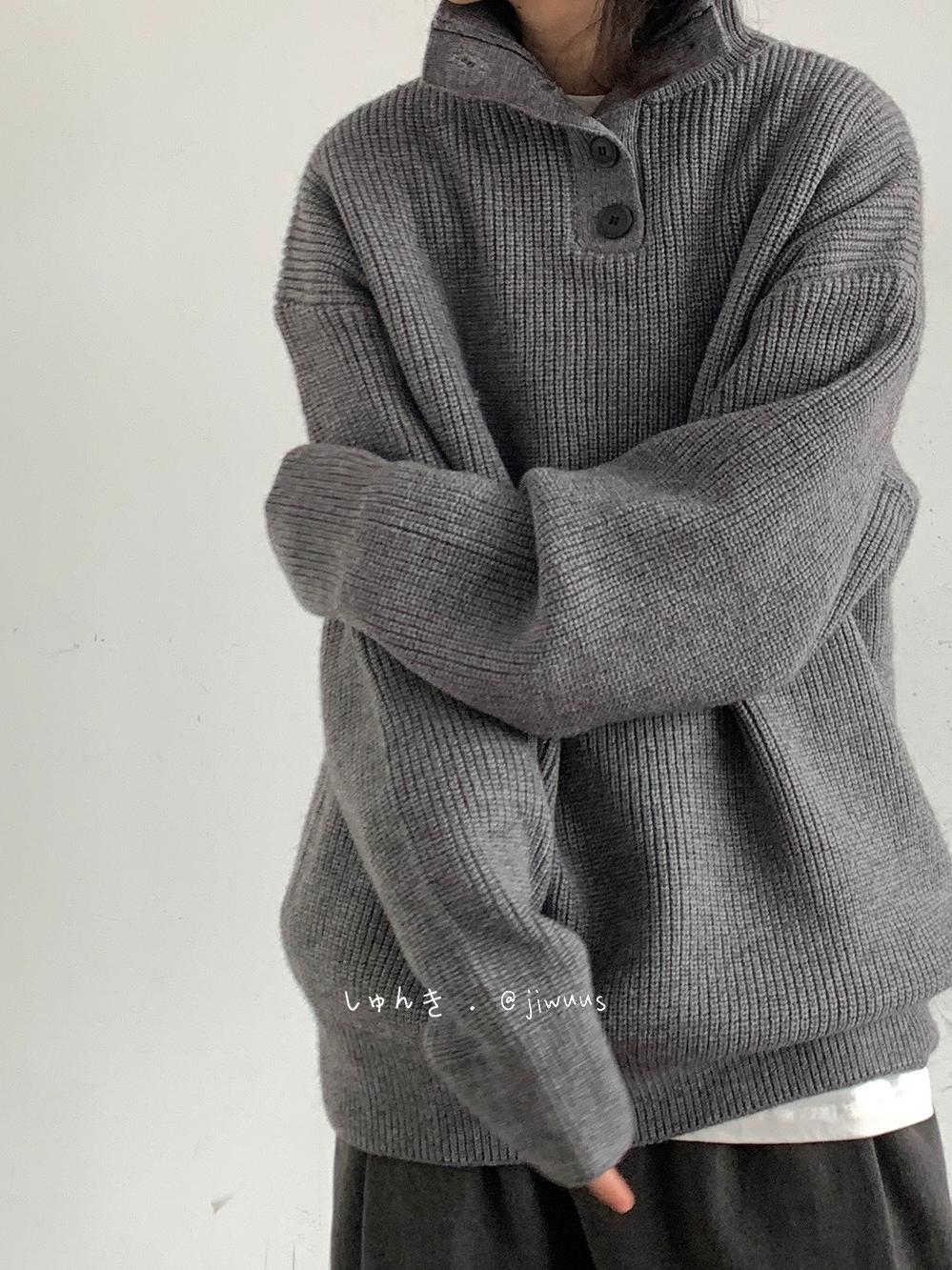 秋冬の日本系のレトロな百合の半高襟の保温のセーターの男性の女子学生のゆったりしているBF風の純色のニットの上着のファッション