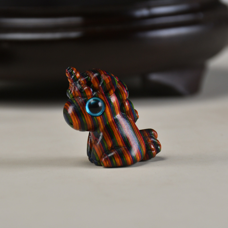 虹の木の彫刻のかわいい猫の手の件の虹の首をかしげる子猫のミニのデスクトップの置物の工芸品の家庭のアイデア|undefined