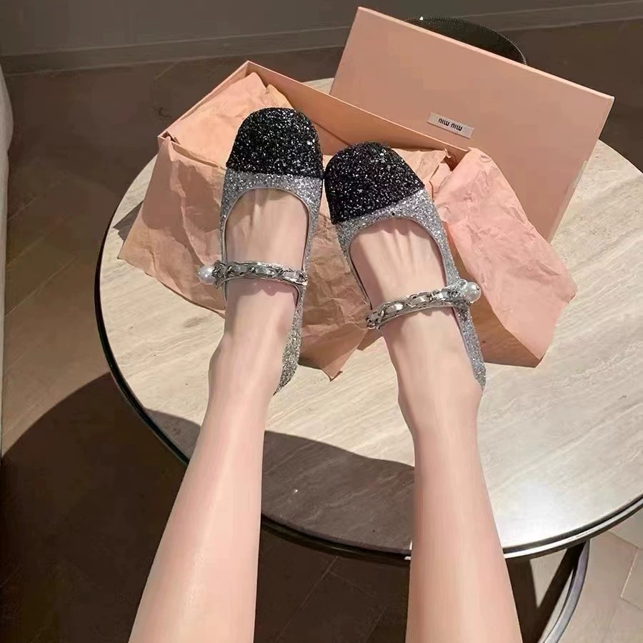 Весна и лето 2024, новые французские туфли Мэри Джейн на толстом каблуке в стиле ретро, маленькие женские туфли на плоской подошве с серебряной цепочкой и жемчужной цепочкой