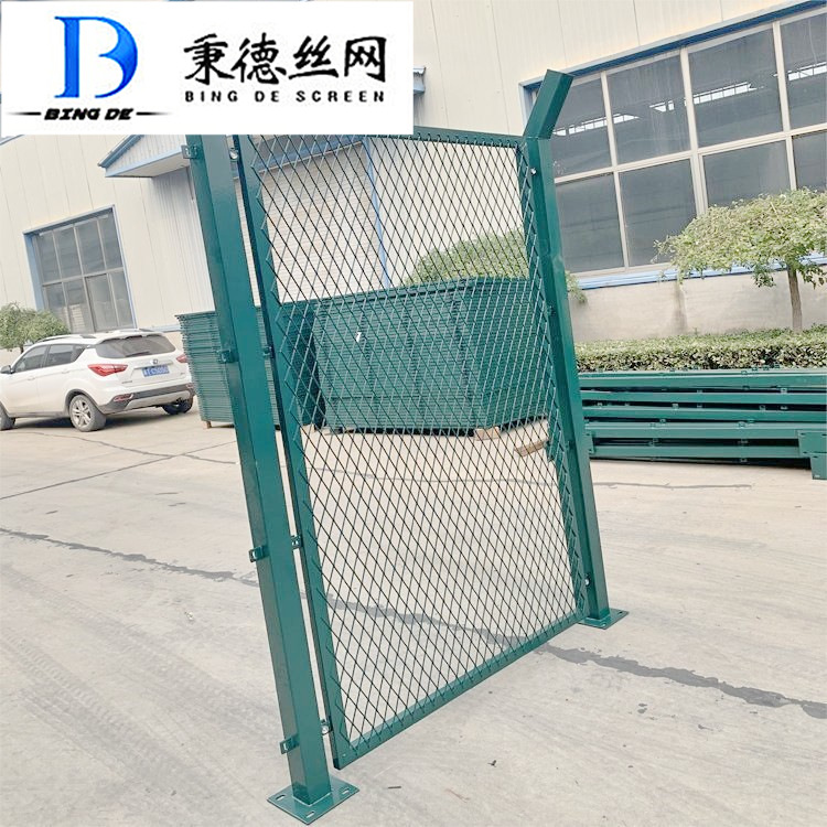 菱形钢板网防护围栏 不锈钢菱形网隔离栅钢板护栏厂家