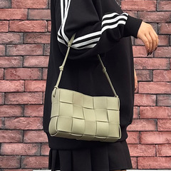 A niche new woven Mahjong bag with a high-end feel, hand-held shoulder bag or underarm bag, cowhide, new fashion, versatile small square bag