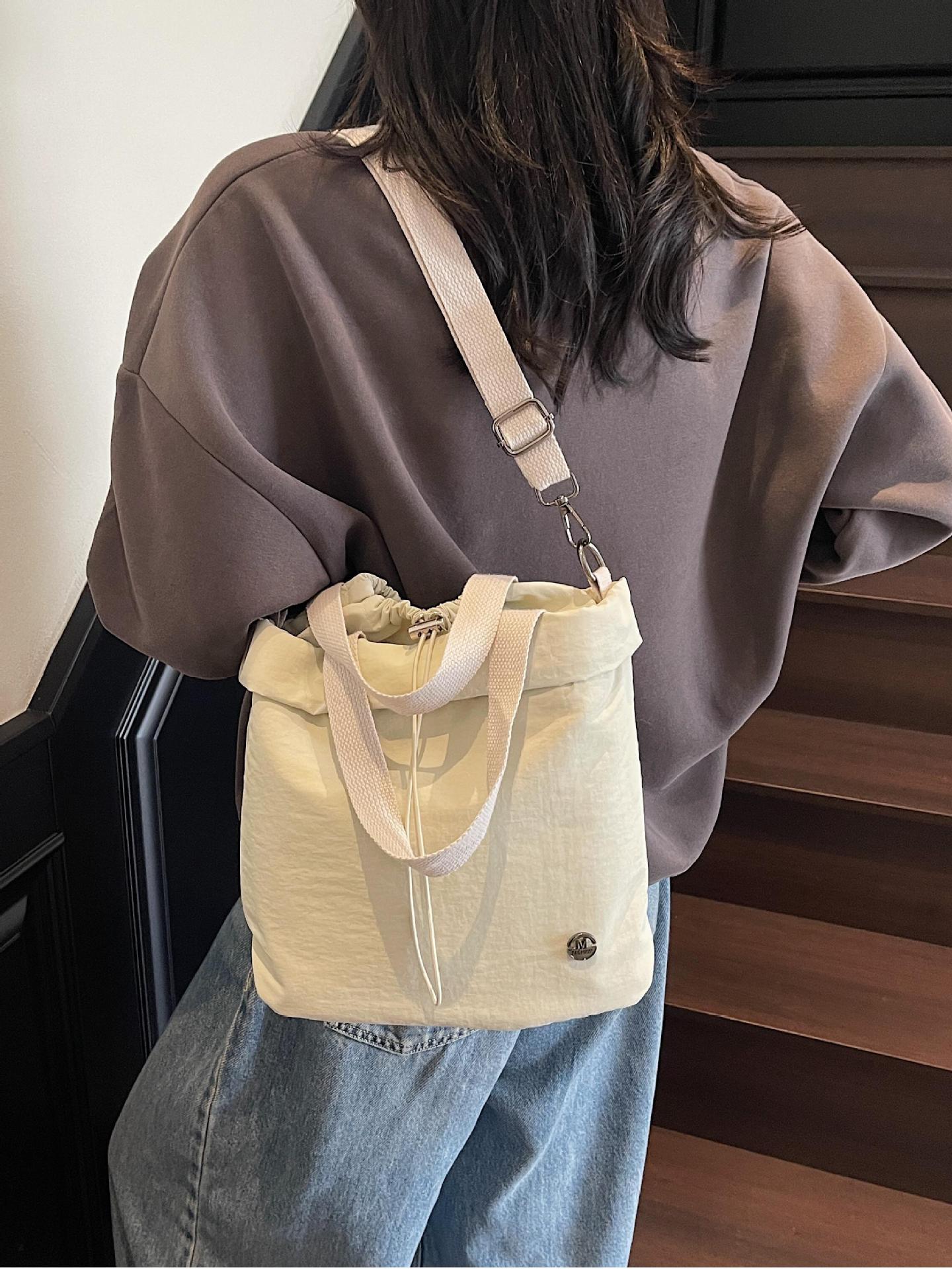 Bolso de lona para mujer 2025 nuevo bolso de cubo ligero y casual bolso de hombro portátil bolso de mensajero deportivo de fitness de gran capacidad