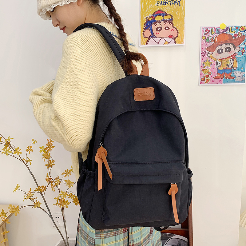 Mochila de nylon para mujeres 2024 nueva moda, bolsas escolares ligeras de color sólido, mochila de clase coreana para estudiantes de secundaria.