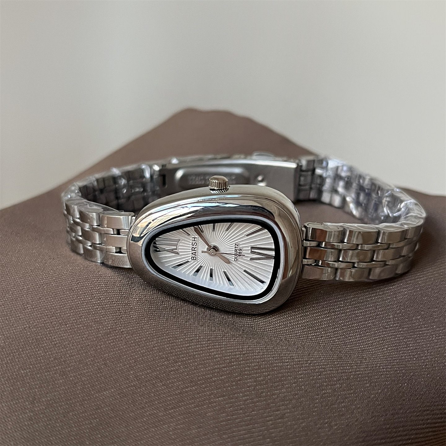 은색 벨트 흰색 표면